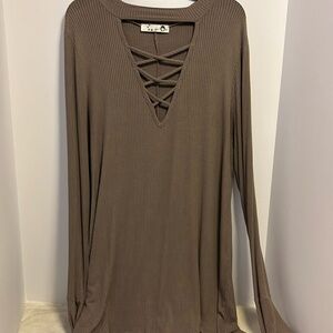 GORILLA CAT BRAND..TAUPE COLOR TUNIC TOP HAS LONG SLEEVES WITH BELL CUFFS SIZE L